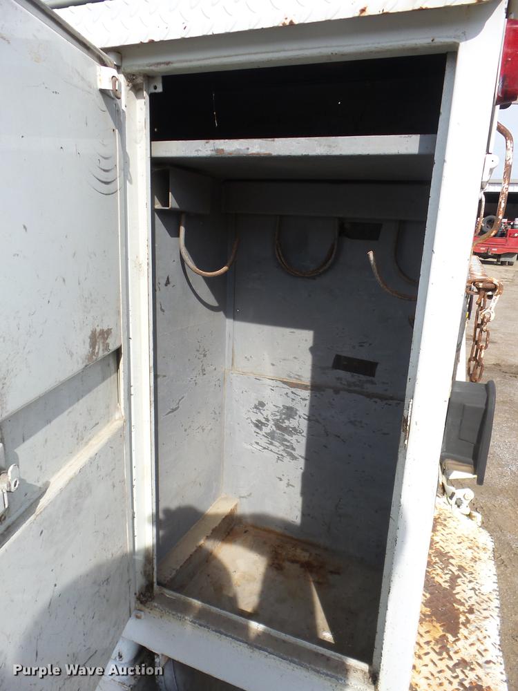 image for item J8503 1999 International 4800 bucket truck