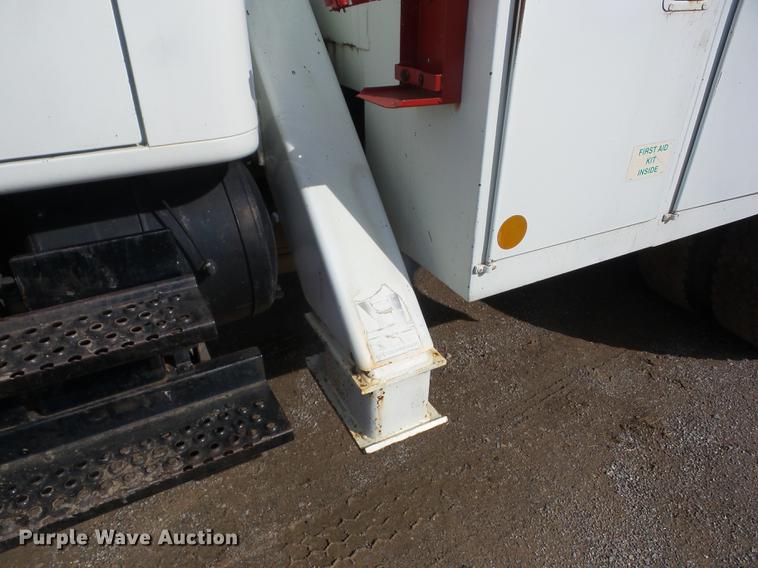 image for item J8503 1999 International 4800 bucket truck