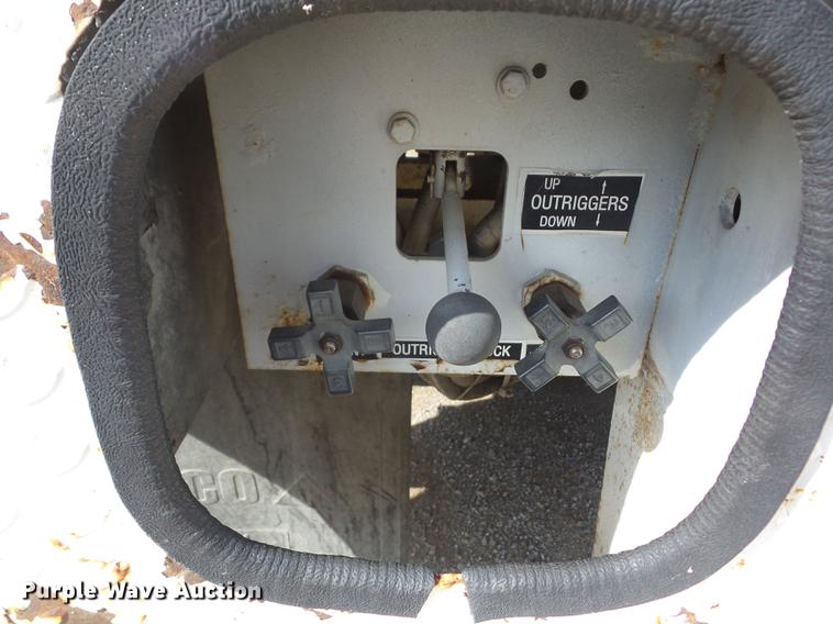 image for item J8503 1999 International 4800 bucket truck