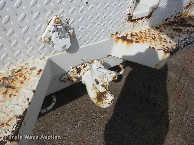 image for item J8503 1999 International 4800 bucket truck