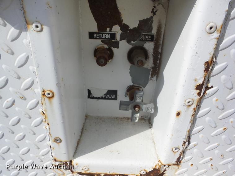 image for item J8503 1999 International 4800 bucket truck