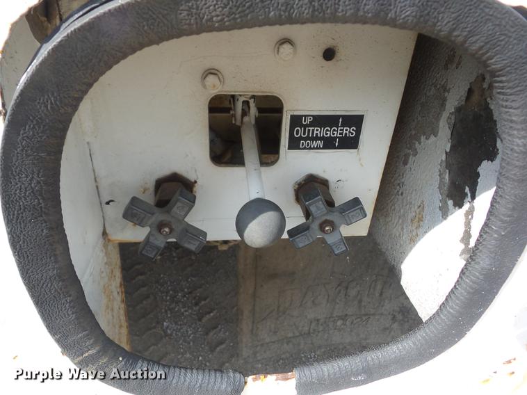 image for item J8503 1999 International 4800 bucket truck