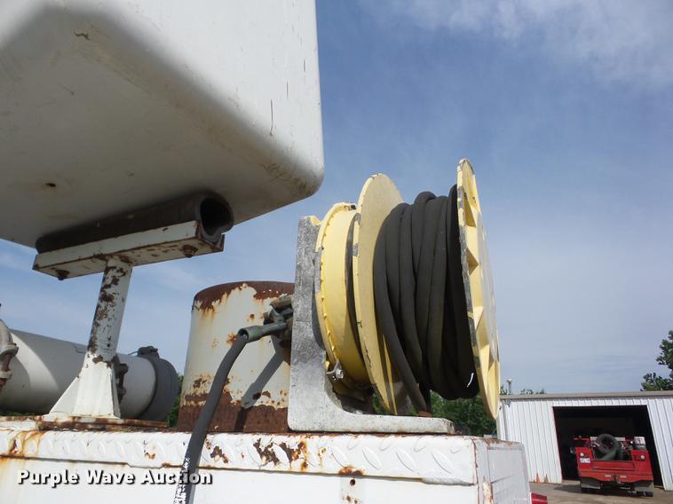 image for item J8503 1999 International 4800 bucket truck