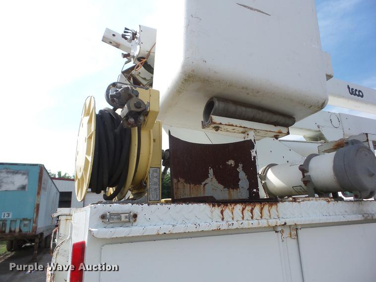 image for item J8503 1999 International 4800 bucket truck