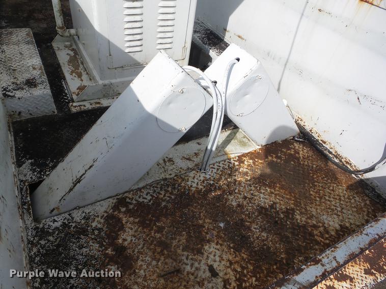 image for item J8503 1999 International 4800 bucket truck