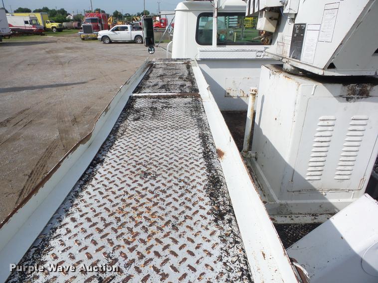 image for item J8503 1999 International 4800 bucket truck