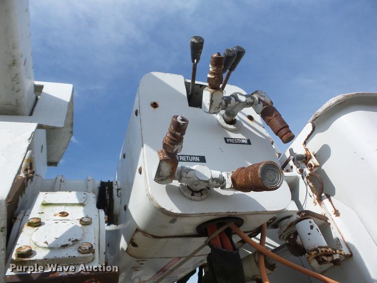 image for item J8503 1999 International 4800 bucket truck