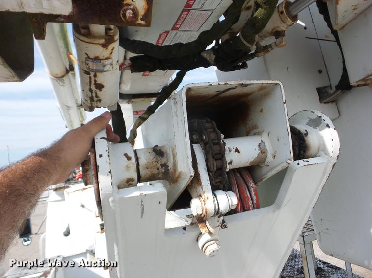 image for item J8503 1999 International 4800 bucket truck