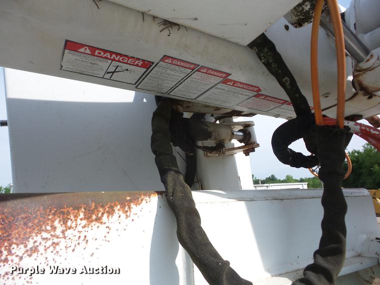 image for item J8503 1999 International 4800 bucket truck