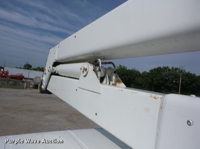 image for item J8503 1999 International 4800 bucket truck