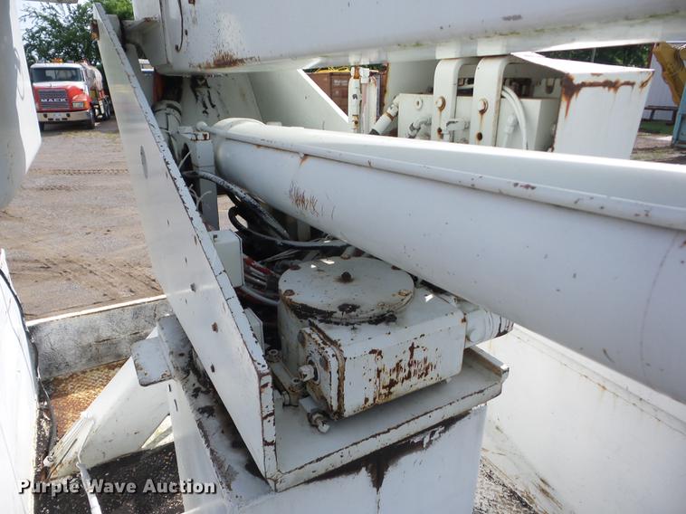 image for item J8503 1999 International 4800 bucket truck