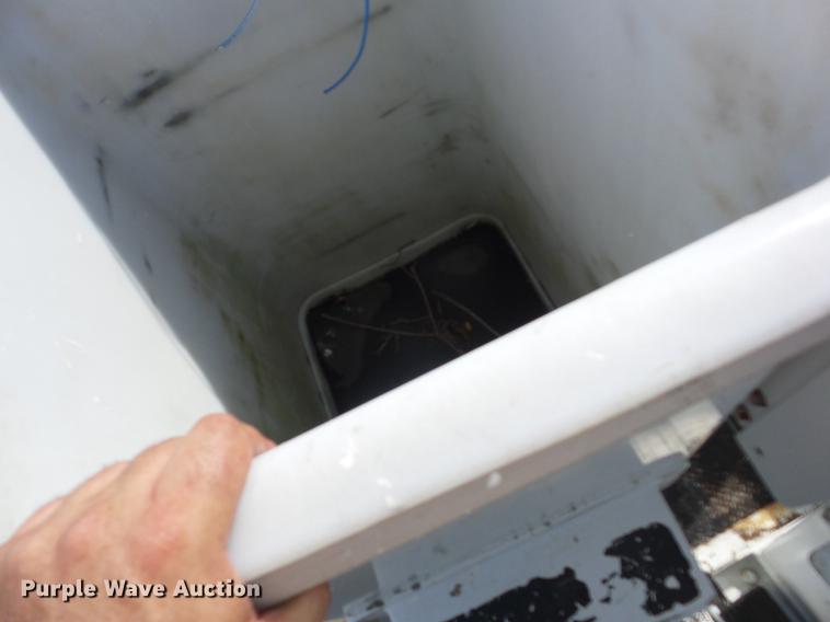 image for item J8503 1999 International 4800 bucket truck