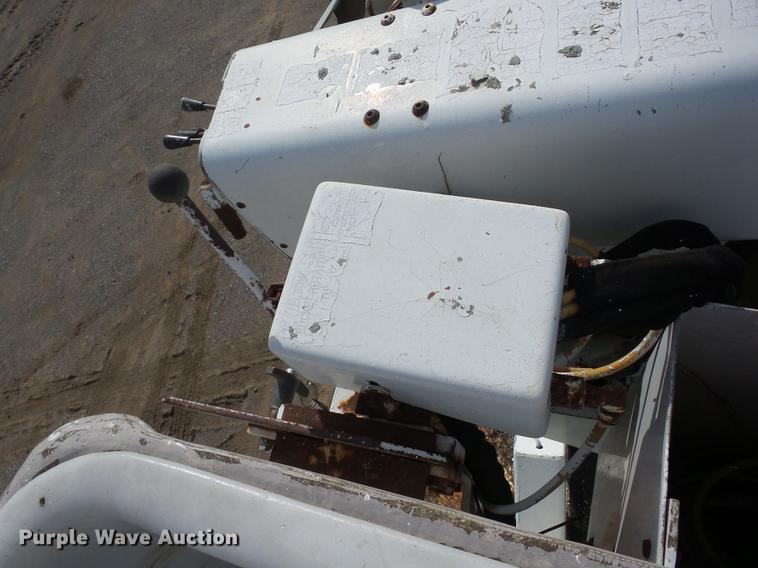 image for item J8503 1999 International 4800 bucket truck