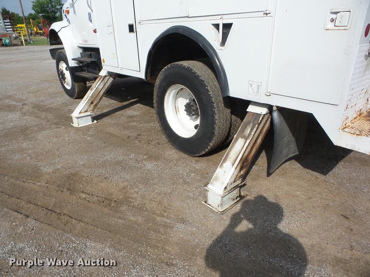image for item J8503 1999 International 4800 bucket truck