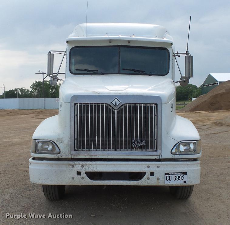 image for item DC4703 1998 International 9400 semi truck