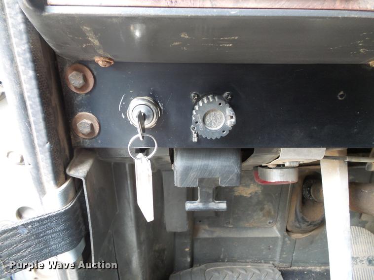 image for item DC4703 1998 International 9400 semi truck