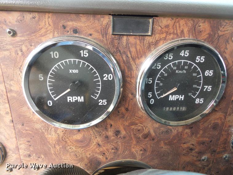 image for item DC4703 1998 International 9400 semi truck