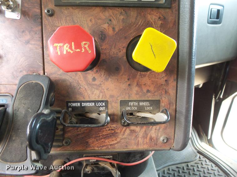 image for item DC4703 1998 International 9400 semi truck