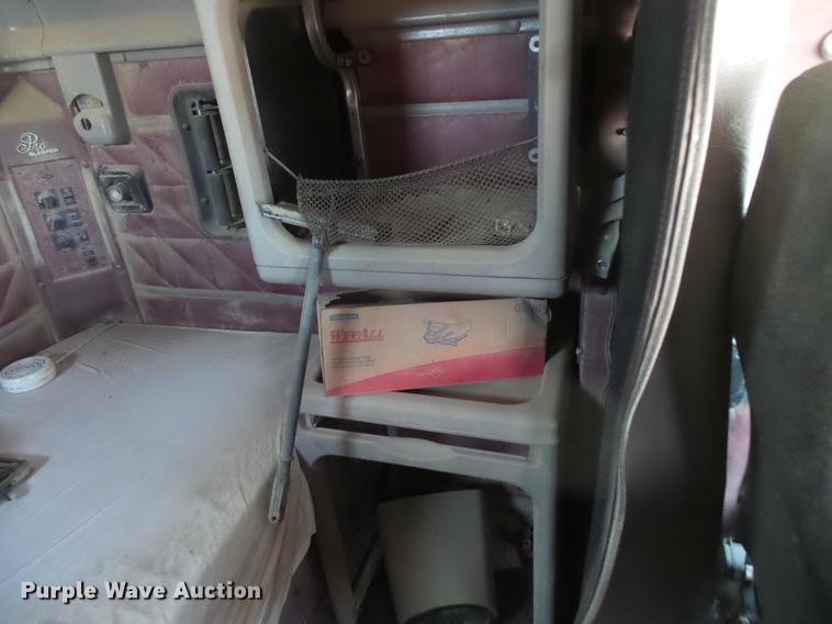 image for item DC4703 1998 International 9400 semi truck