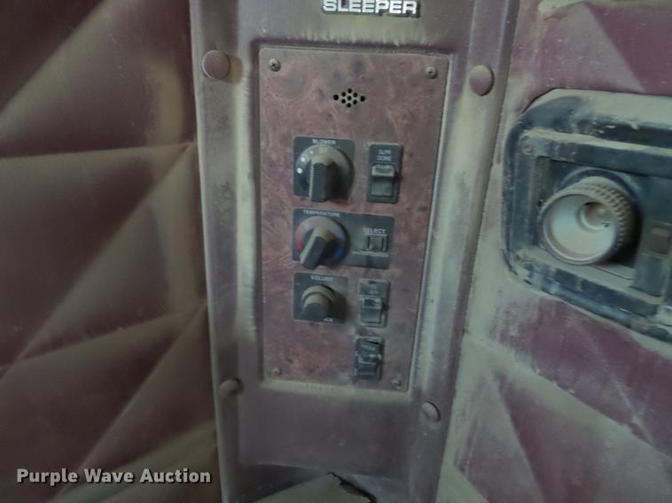 image for item DC4703 1998 International 9400 semi truck