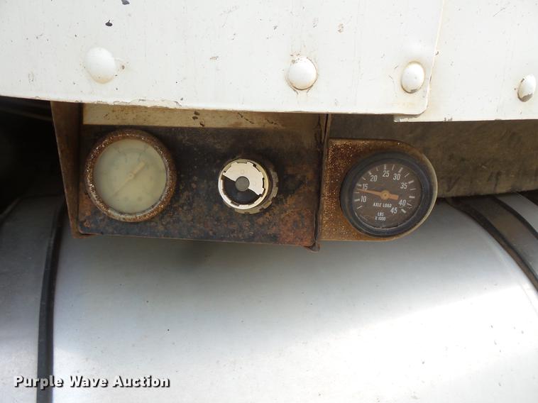 image for item DC4703 1998 International 9400 semi truck