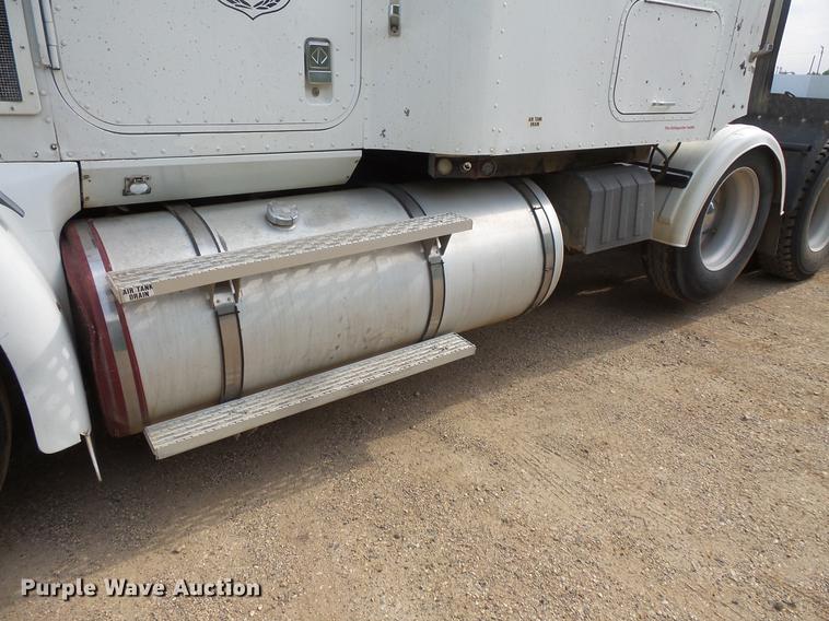 image for item DC4703 1998 International 9400 semi truck