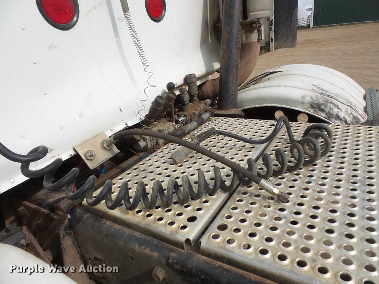 image for item DC4703 1998 International 9400 semi truck