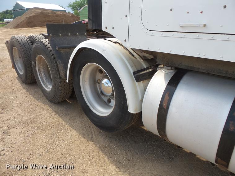 image for item DC4703 1998 International 9400 semi truck