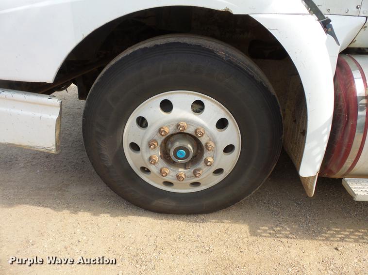 image for item DC4703 1998 International 9400 semi truck