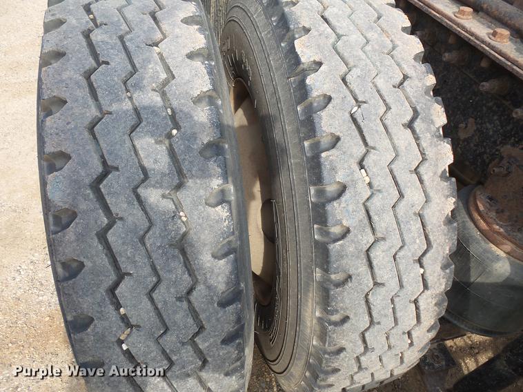 image for item DC4703 1998 International 9400 semi truck