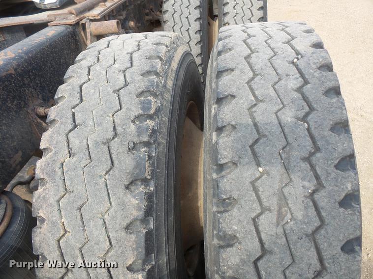 image for item DC4703 1998 International 9400 semi truck