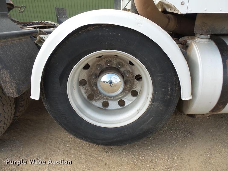 image for item DC4703 1998 International 9400 semi truck