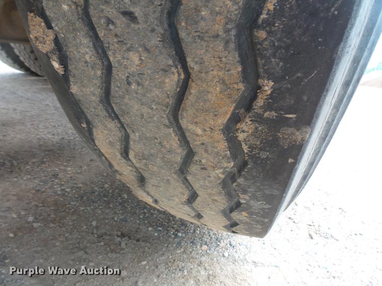 image for item DC4703 1998 International 9400 semi truck