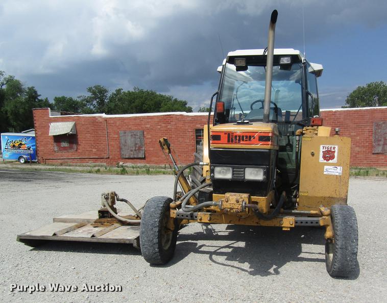 image for item DD8553 1995 New Holland 6640 Tiger Special tractor