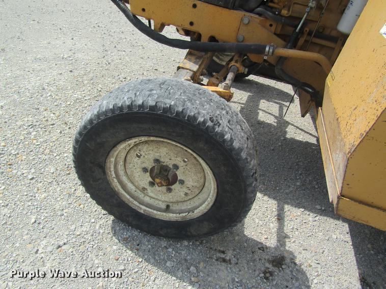 image for item DD8553 1995 New Holland 6640 Tiger Special tractor