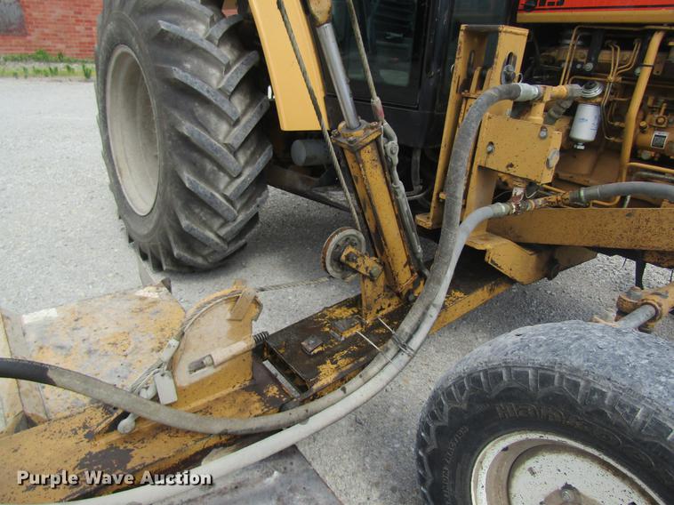 image for item DD8553 1995 New Holland 6640 Tiger Special tractor