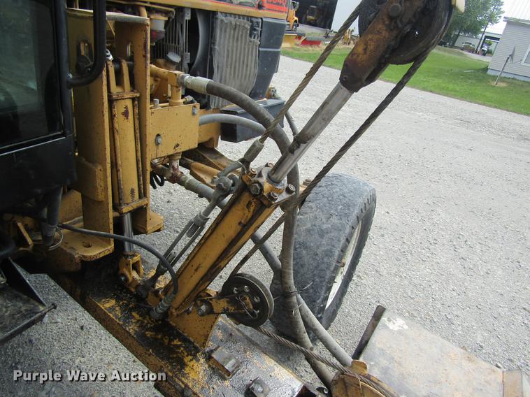 image for item DD8553 1995 New Holland 6640 Tiger Special tractor