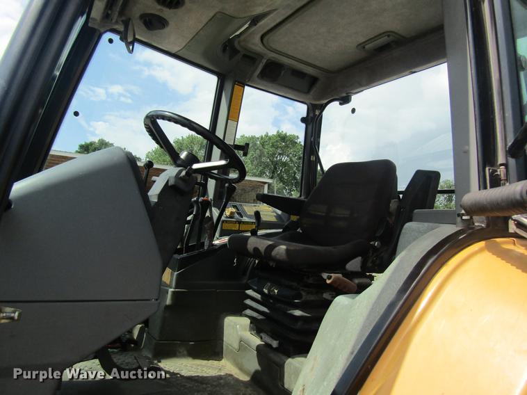 image for item DD8553 1995 New Holland 6640 Tiger Special tractor