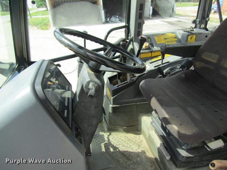 image for item DD8553 1995 New Holland 6640 Tiger Special tractor