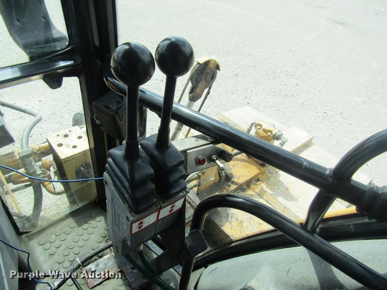 image for item DD8553 1995 New Holland 6640 Tiger Special tractor