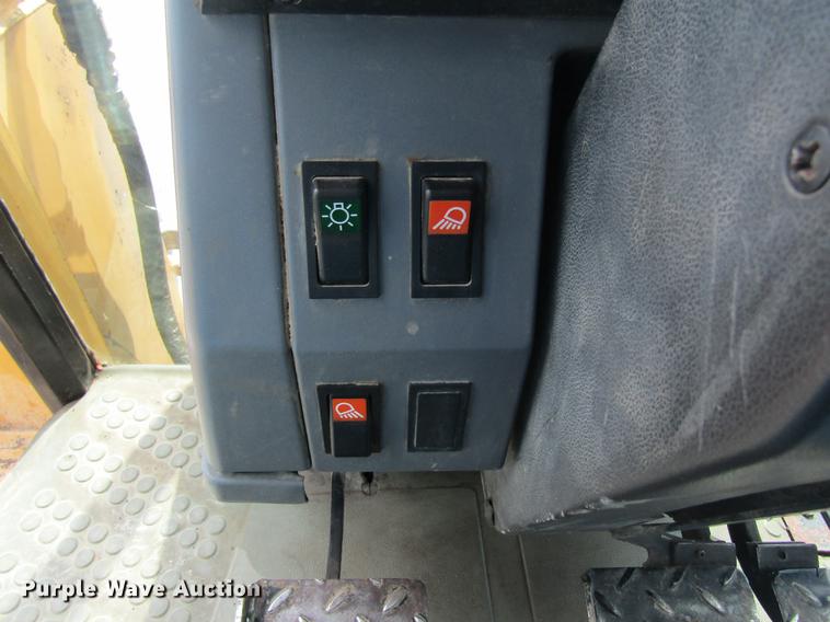 image for item DD8553 1995 New Holland 6640 Tiger Special tractor