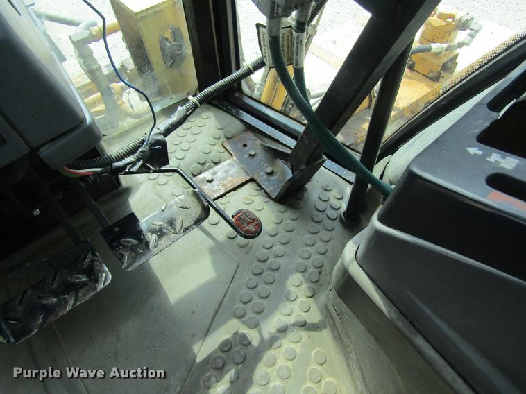 image for item DD8553 1995 New Holland 6640 Tiger Special tractor