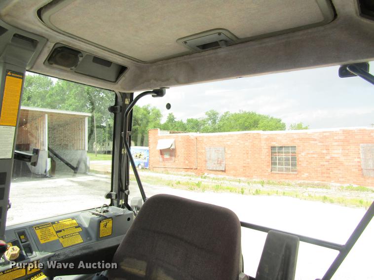 image for item DD8553 1995 New Holland 6640 Tiger Special tractor