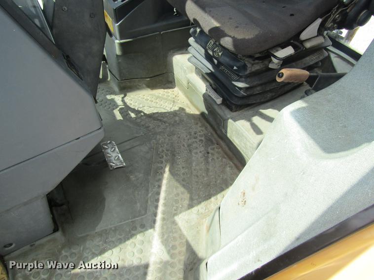 image for item DD8553 1995 New Holland 6640 Tiger Special tractor