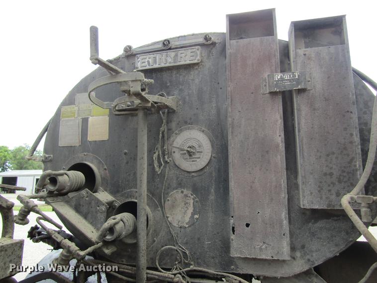 image for item DD8554 1997 Chevrolet C7500 oil distributor truck