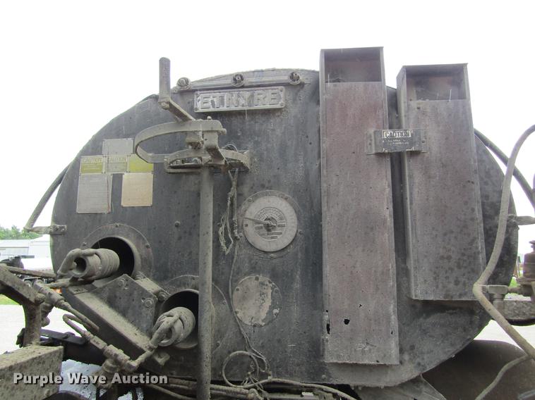 image for item DD8554 1997 Chevrolet C7500 oil distributor truck