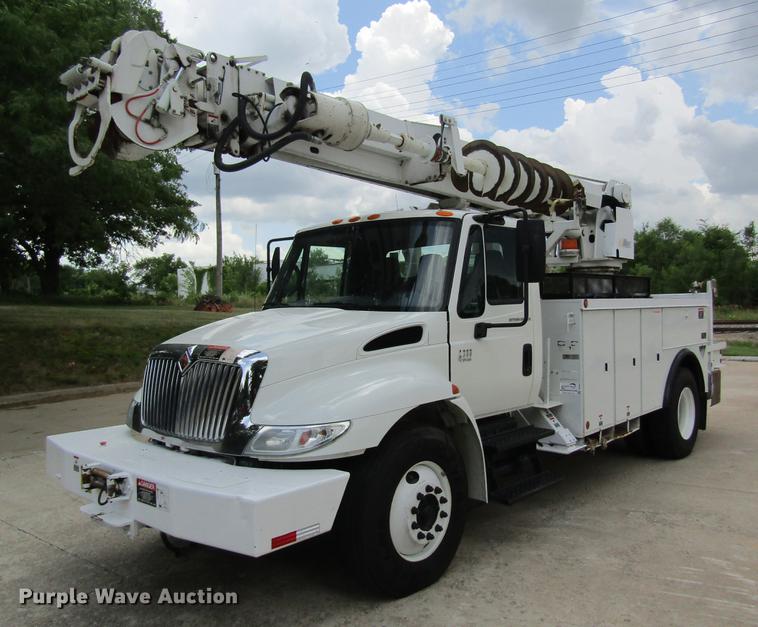 image for item DD8563 2004 International 4300 digger derrick truck