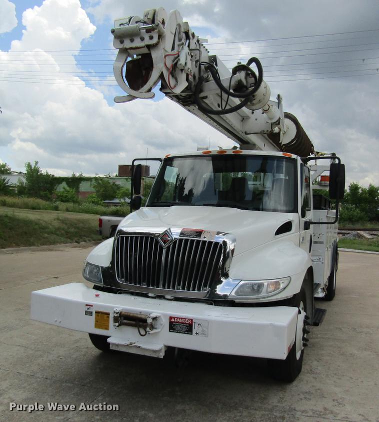 image for item DD8563 2004 International 4300 digger derrick truck
