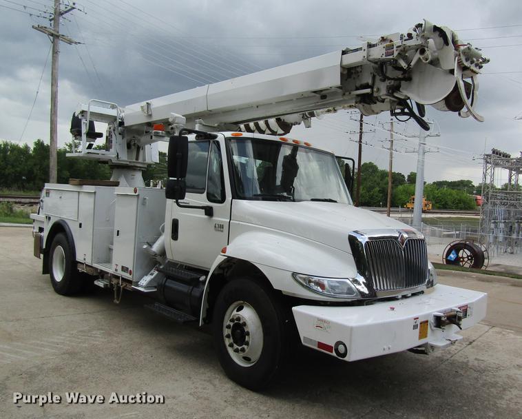 image for item DD8563 2004 International 4300 digger derrick truck