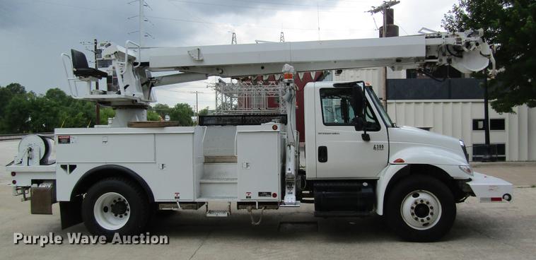 image for item DD8563 2004 International 4300 digger derrick truck